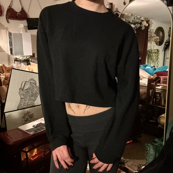black cropped sweatshirt - Picture 7 of 9